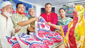 সুবিধাবঞ্চিতদের খাদ্যসামগ্রী প্রদান