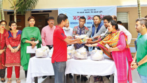 বস্তিবাসীর পাশে