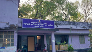 ঘুষের টাকা ফেরত দিতে চান অফিস সহকারী
