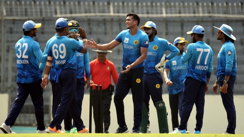 তারকা নিয়ে হিতে বিপরীত আবাহনীর তারকা নিয়ে হিতে বিপরীত আবাহনীর