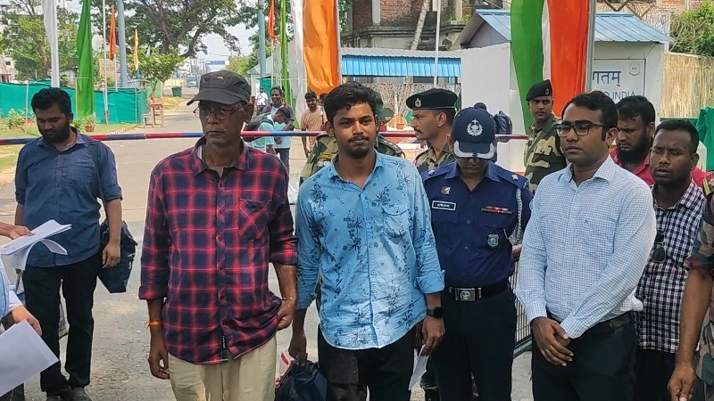 দেশে ফিরল ভারতে আটক ১৩ বাংলাদেশি দেশে ফিরল ভারতে আটক ১৩ বাংলাদেশি