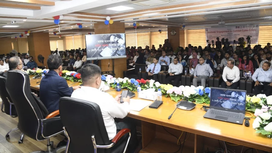 সাইবার অপরাধ প্রতিরোধে শিক্ষার্থীরা আগামীর সম্মুখযোদ্ধা: সিআইডিপ্রধান সাইবার অপরাধ প্রতিরোধে শিক্ষার্থীরা আগামীর সম্মুখযোদ্ধা: সিআইডিপ্রধান