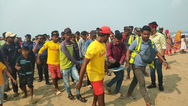 কক্সবাজার সমুদ্র সৈকতে হঠাৎ ঢলে পড়ে পর্যটকের মৃত্যু কক্সবাজার সমুদ্র সৈকতে হঠাৎ ঢলে পড়ে পর্যটকের মৃত্যু