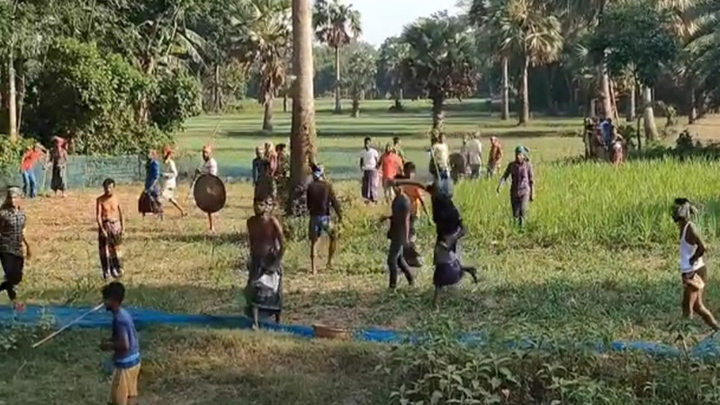 মুরগির ফার্ম দেওয়া নিয়ে দু’পক্ষের সংঘর্ষ, আহত ১২ মুরগির ফার্ম দেওয়া নিয়ে দু’পক্ষের সংঘর্ষ, আহত ১২