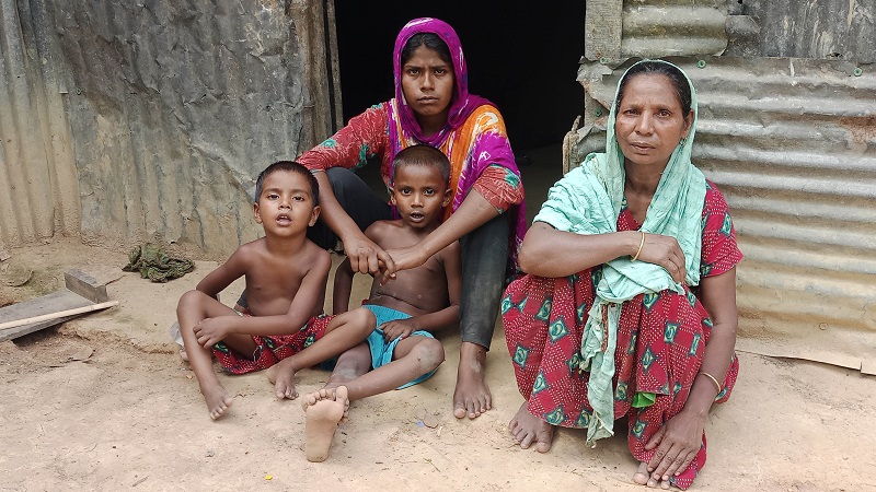 ঈদের আনন্দের বদলে সামিউলের পরিবারে চলছে মাতম ঈদের আনন্দের বদলে সামিউলের পরিবারে চলছে মাতম