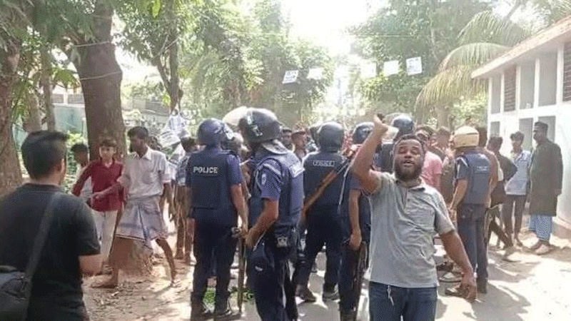 পাল্টাপাল্টি ধাওয়া ও ককটেল বিস্ফোরণ, নুরুল আবছার হলেন ইউপি চেয়ারম্যান পাল্টাপাল্টি ধাওয়া ও ককটেল বিস্ফোরণ, নুরুল আবছার হলেন ইউপি চেয়ারম্যান