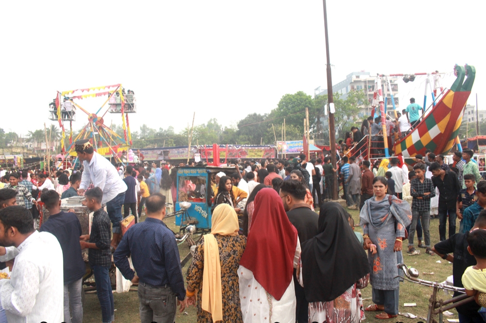 ফুলবাড়ীতে বৈশাখী মেলায় উপচে পড়া ভিড় ফুলবাড়ীতে বৈশাখী মেলায় উপচে পড়া ভিড়