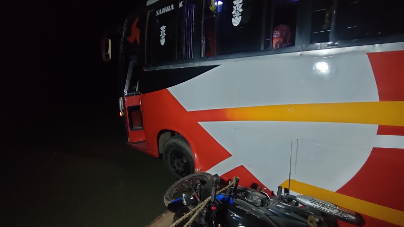 ফেরিতে বাসের ধাক্কায় ৪ মোটরসাইকেল নদীতে, নিখোঁজ ২ ফেরিতে বাসের ধাক্কায় ৪ মোটরসাইকেল নদীতে, নিখোঁজ ২