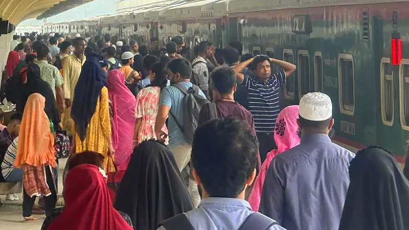 কমলাপুর রেলস্টেশনে ঘরমুখো মানুষের ভিড় কমলাপুর রেলস্টেশনে ঘরমুখো মানুষের ভিড়