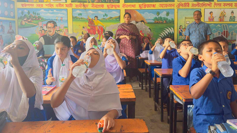 কুমিল্লায় সব শিক্ষা প্রতিষ্ঠানে ‘পানি ঘণ্টা’ চালুর নির্দেশ কুমিল্লায় সব শিক্ষা প্রতিষ্ঠানে ‘পানি ঘণ্টা’ চালুর নির্দেশ