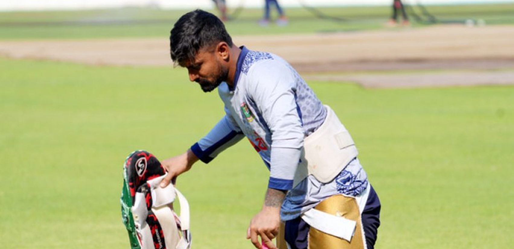 চট্টগ্রামের গরমে সেন্টারে ব্যাটিং ঝড় চট্টগ্রামের গরমে সেন্টারে ব্যাটিং ঝড়