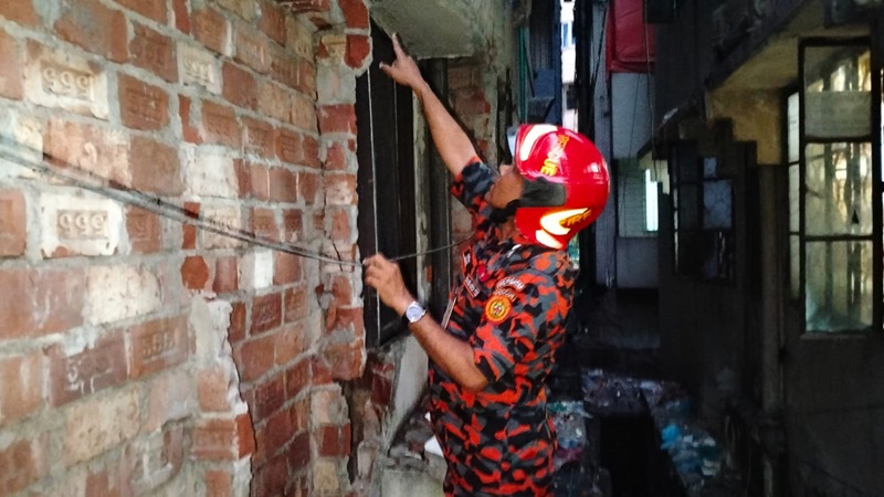 নিকুঞ্জে আবাসিক ভবনে বিস্ফোরণ নিকুঞ্জে আবাসিক ভবনে বিস্ফোরণ