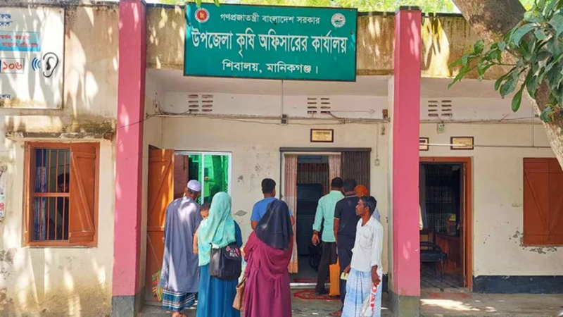 ‘আমি কি আপনার কামলা দেই’, পরামর্শ চাইতে আসা কৃষককে কর্মকর্তা ‘আমি কি আপনার কামলা দেই’, পরামর্শ চাইতে আসা কৃষককে কর্মকর্তা