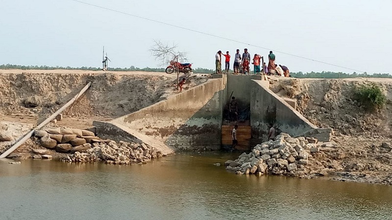 খালে লবণপানি ঢোকালেন ঘের মালিক, ক্ষুব্ধ এলাকাবাসী খালে লবণপানি ঢোকালেন ঘের মালিক, ক্ষুব্ধ এলাকাবাসী