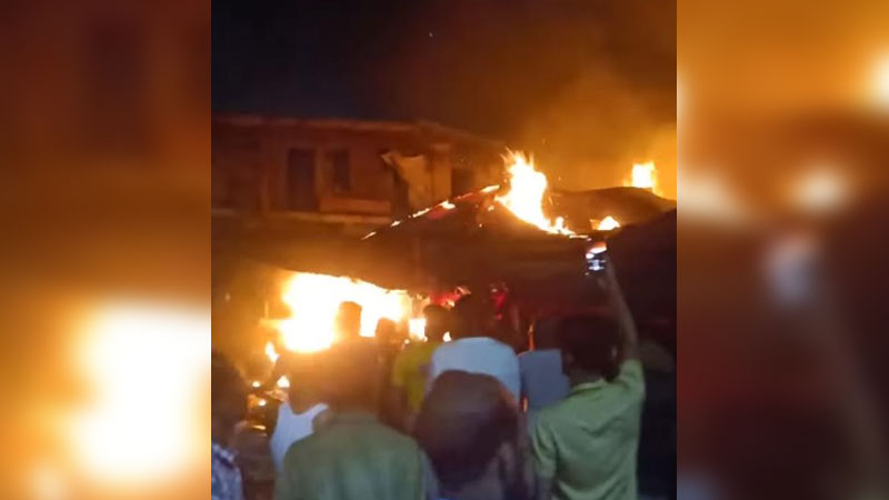 টঙ্গীতে পাইকারি চাল-পেঁয়াজের আড়তে আগুন টঙ্গীতে পাইকারি চাল-পেঁয়াজের আড়তে আগুন