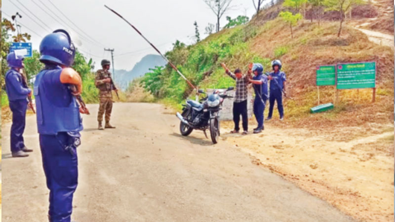 অস্ত্রের মজুত বাড়িয়ে দুর্ধর্ষ কেএনএফ অস্ত্রের মজুত বাড়িয়ে দুর্ধর্ষ কেএনএফ