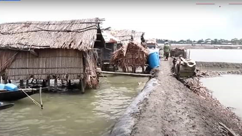 জলবায়ু পরিবর্তনে ক্ষতিগ্রস্ত ঝুলন্তপাড়ার নারীদের হাঁসের বাচ্চা দেবে কিউএলএফ জলবায়ু পরিবর্তনে ক্ষতিগ্রস্ত ঝুলন্তপাড়ার নারীদের হাঁসের বাচ্চা দেবে কিউএলএফ