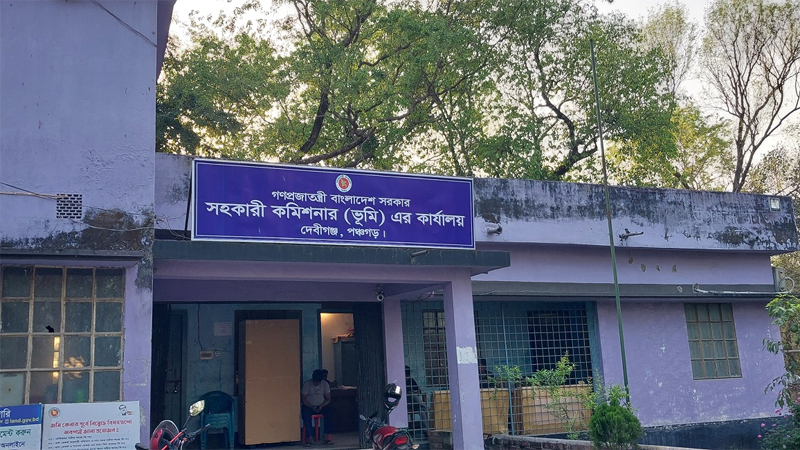 ঘুষের টাকা ফেরত দিতে চান অফিস সহকারী ঘুষের টাকা ফেরত দিতে চান অফিস সহকারী