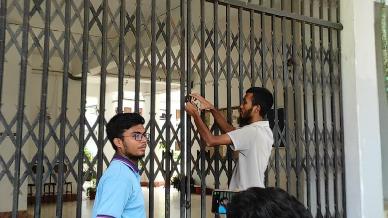 পদত্যাগ না করায় তালা যবিপ্রবি ভিসির বাসভবনে পদত্যাগ না করায় তালা যবিপ্রবি ভিসির বাসভবনে