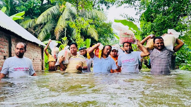 বন্যায় ক্ষতিগ্রস্তদের মাঝে স্বেচ্ছাসেবক দলের ত্রাণ বিতরণ বন্যায় ক্ষতিগ্রস্তদের মাঝে স্বেচ্ছাসেবক দলের ত্রাণ বিতরণ
