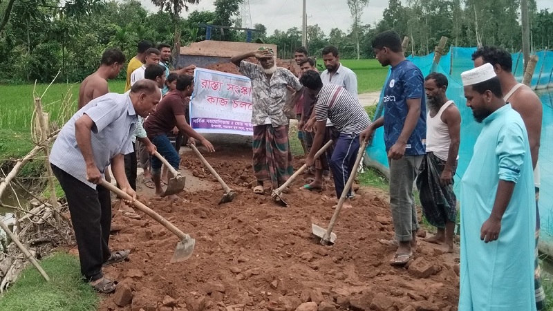 স্বেচ্ছাশ্রমে ৩ কিলোমিটার রাস্তা সংস্কার করল যুবসমাজ স্বেচ্ছাশ্রমে ৩ কিলোমিটার রাস্তা সংস্কার করল যুবসমাজ