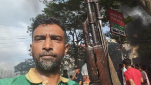 পুলিশের আগ্নেয়াস্ত্র হাতে ছবি তোলা সেই যুবদল নেতাকে বহিষ্কার