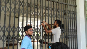 পদত্যাগ না করায় তালা যবিপ্রবি ভিসির বাসভবনে