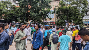 ছাত্র-জনতার দখলে ৩২ নম্বর, ১০ জনকে আটক করে পুলিশে সোপর্দ