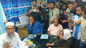 ফরিদপুরে ছাত্রদের তোপে পালালেন সিভিল সার্জন