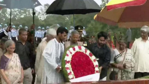বৃষ্টির মধ্যে জাতীয় স্মৃতিসৌধে অন্তর্বর্তী সরকারপ্রধানের শ্রদ্ধা