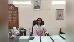 অফিস থেকে প্রধানমন্ত্রীর ছবি সরালেন জাবি অধ্যাপক