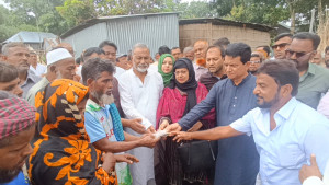 ফরিদপুরে আগুনে ক্ষতিগ্রস্ত পরিবারকে আর্থিক সহায়তা এ. কে. আজাদের