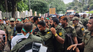 রাস্তায় ব্যারিকেড দিয়ে আনসার সদস্যদের আন্দোলন, তীব্র ভোগান্তি