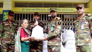 মানিকছড়িতে সেনাবাহিনীর শুকনো খাবার ও ত্রাণ সামগ্রী বিতরণ