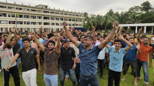 ‘প্রয়োজনে ভ্যান চালাব তবু জনগণের বুকে আর গুলি করব না’