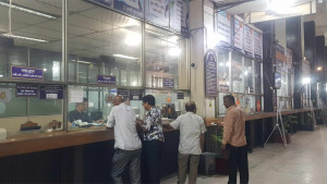 ব্যাংকপাড়ায় আতঙ্ক, গ্রাহক উপস্থিতি কম