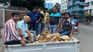ট্রাফিক নিয়ন্ত্রণ করা শিক্ষার্থীদের মাঝে বিসিবির খাবার বিতরণ