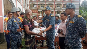 নৌবাহিনীর উদ্যোগে ত্রাণ বিতরণ