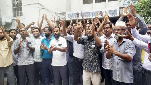 বিতর্কিত বিচারকদের প্রত্যাহার চেয়ে কর্মবিরতি