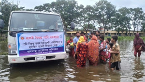 বন্যার্তদের দেড় লাখ লিটার বিশুদ্ধ পানি বিতরণ জনস্বাস্থ্য প্রকৌশল অধিদপ্তরের