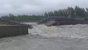 কোম্পানীগঞ্জের মুছাপুর রেগুলেটর ভেঙে গেছে, রেড অ্যালার্ট জারি