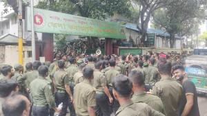 চাকরি জাতীয়করণের দাবিতে আনসার সদস্যদের বিক্ষোভ