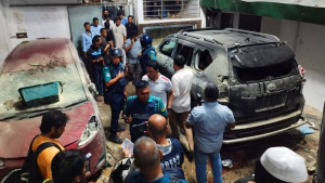 শিক্ষামন্ত্রী ও মেয়রের বাড়িতে হামলা, ভাঙচুর