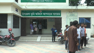 সার্ভেয়ারের বিরুদ্ধে চাঁদাবাজির অভিযোগ