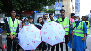 শিক্ষার্থীদের ছাতা বিতরণ করেছে ফুডপ্যান্ডা