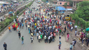 গাজীপুরে শ্রমিকদের ঢাকা-টাঙ্গাইল মহাসড়ক অবরোধ