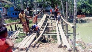 স্বেচ্ছাশ্রমে সেতু সংস্কার 