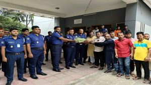 কাজে ফিরল পুলিশ, অভিনন্দন বিএনপির 