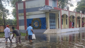 লক্ষ্মীপুরে বন্যার্তদের মাঝে কিউএলএফের খাবার বিতরণ
