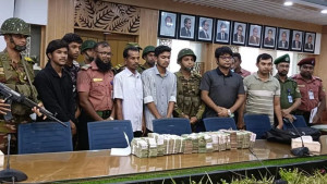 নরসিংদীতে শিক্ষার্থীদের হাতে কোটি টাকাসহ প্রাইভেটকার আটক